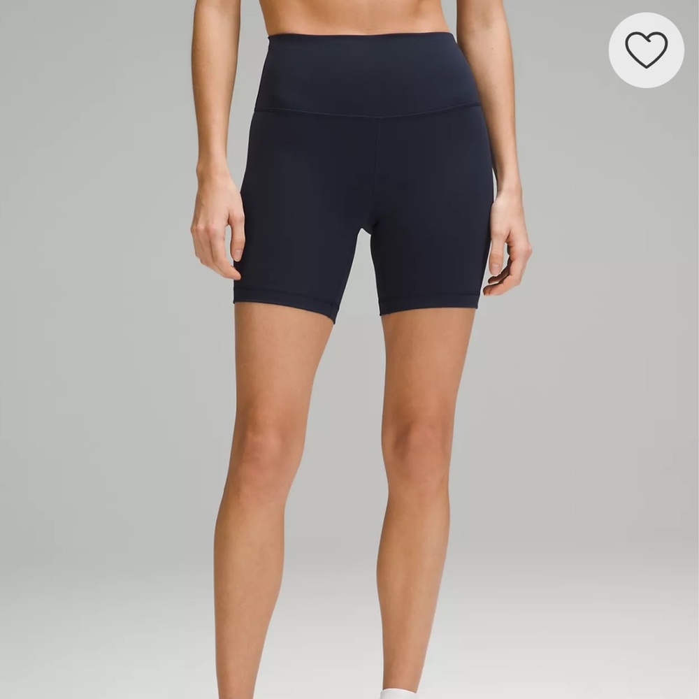 Like New- Lululemon Wundertrain shorts in Navy